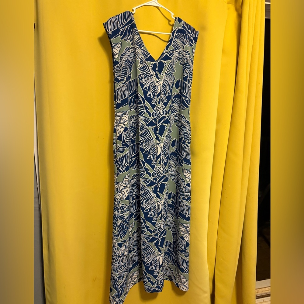 Manuhealii Navy and White Leaf Pattern Dress